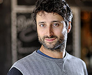 Portrait de l'auteur-compositeur-interprète Louis-Jean Cormier à Montréal - photographe Denis Beaumont